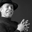 „Körperwelten“: Gunther von Hagens gestorben Gunther von Hagens lächelnd im Portrait – Schwarz-Weiß-Aufnahme