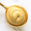Foto: Senf auf einem goldenen Teelöffel