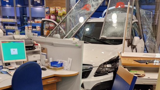 60.000 Euro Schaden: Auto kracht in Apotheke