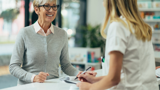 Symbolbild: Apothekerin steht mit Kundin am HV. 