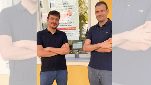 Apotheker Sebastian Riesinger und sein Bruder Johannes Riesinger vor der Apotheke.