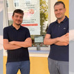 Apotheker Sebastian Riesinger und sein Bruder Johannes Riesinger vor der Apotheke.