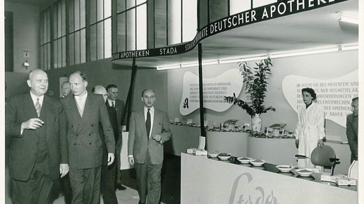 1955 STADA-Messestand mit Familienminister Franz-Josef Wuermeling