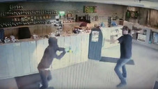 Mit einer Bong: Apothekenmitarbeiter verscheucht Räuber