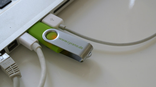 Ein großes Paket und ein leerer Stick