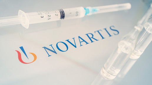 Novartis Schriftzug mit Spritzen und Ampullen