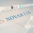 Novartis Schriftzug mit Spritzen und Ampullen