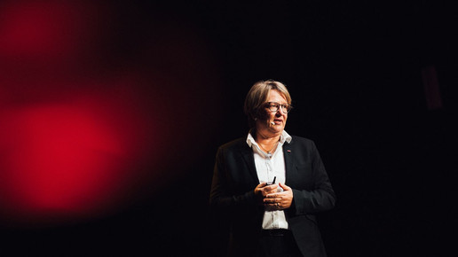 Prof. Dr. Sylvia Thun auf der Bühne der VISION.A