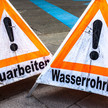 Warnschilder bei einem Wasserrohrbruch an einer Baustelle