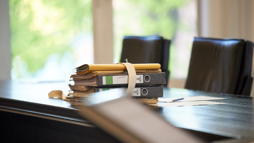 Aktenordner auf dem Tisch der Richter beim Bundesgerichtshof