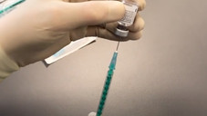 Comirnaty: Aufziehen der applikationsfertigen Spritzen