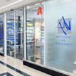 Werbung für DocMorris: Apotheker schmeißt CeraVe raus Die Apotheke am Neumarkt in Köln von außen mit ihren Schaufenstern.