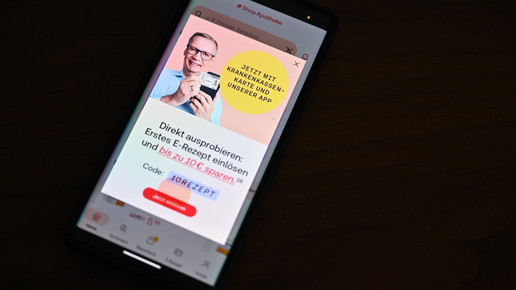 Bild einer Werbeanzeige in der Shop Apotheke-App auf einem Smartphone, Günther Jauch bewirbt den Preisvorteil beim Versender