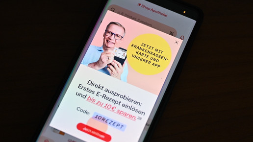 Bild einer Werbeanzeige in der Shop Apotheke-App auf einem Smartphone, Günther Jauch bewirbt den Preisvorteil beim Versender