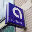 Ein Logo der Apobank an einer Hauswand.