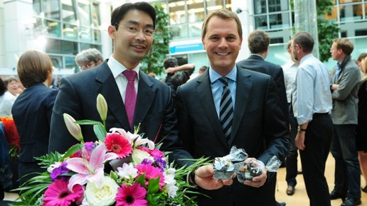  UEu88x T1po-roesler-uebergibt-an-bahr