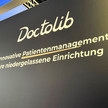Schriftzug eines Messe-Auftritts von Doctolib