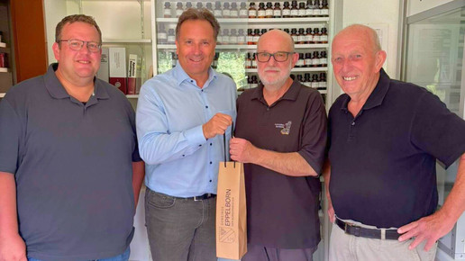 Ortsvorsteher Sebastian Michel und Bürgermeister Andreas Feld bedankten sich bei Andreas Hinsberger