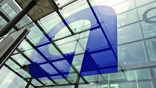Das Logo der ApoBank in Düsseldorf auf der Zentrale