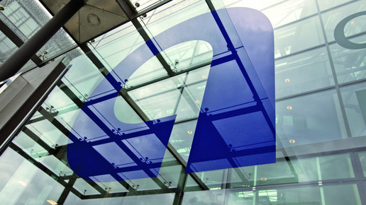 Das Logo der ApoBank in Düsseldorf auf der Zentrale