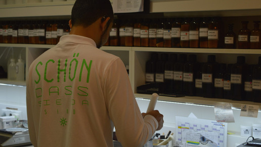 Korkmaz Rueckenansicht Labor marienapo