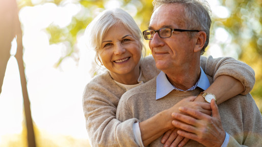 Symbolbild: Zwei Senioren umarmen sich lächelnd