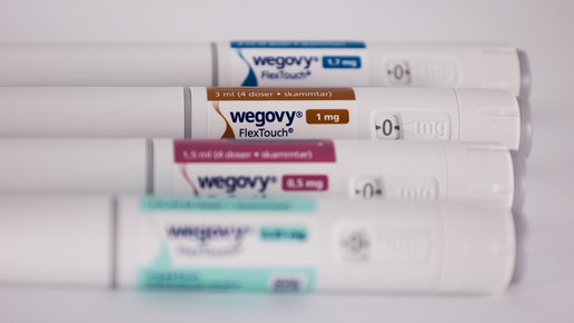Foto: Wegovy-Pens in unterschiedlichen liegend hintereinander aufgereiht