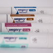 Foto: Wegovy-Pens in unterschiedlichen liegend hintereinander aufgereiht