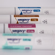 Foto: Wegovy-Pens in unterschiedlichen liegend hintereinander aufgereiht