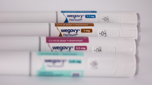 Foto: Wegovy-Pens in unterschiedlichen liegend hintereinander aufgereiht