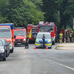 Mehrere Feuerwehrfahrzeuge und Pkw auf einer Straße. Mehr dazu im Artikel.
