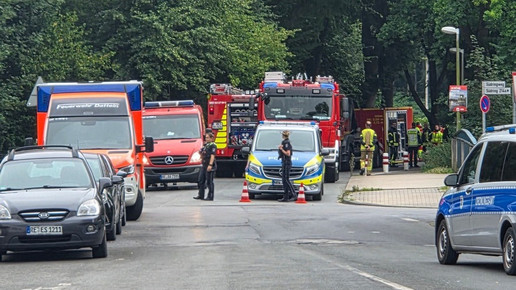 Mehrere Feuerwehrfahrzeuge und Pkw auf einer Straße. Mehr dazu im Artikel.