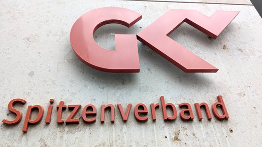 Logo des GKV-Spitzenverbands an einer Gebäudewand