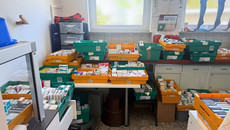 Kisten mit Arzneimitteln in der Limes Apotheke