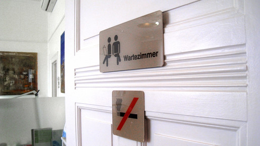 arzt wartezimmer tuer aa