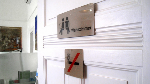 arzt wartezimmer tuer aa