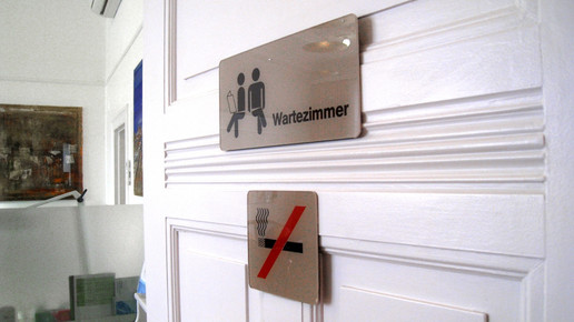 arzt wartezimmer tuer aa