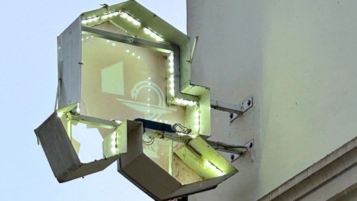 Böller-Schäden an der Leuchtreklame der Rats-Apotheke in Teterow