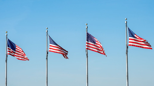 vier US-amerikanische Flaggen