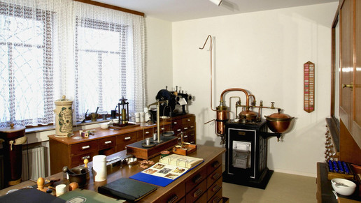 Museum der Apotheke am Fischbrunnen mit alten Geräten.