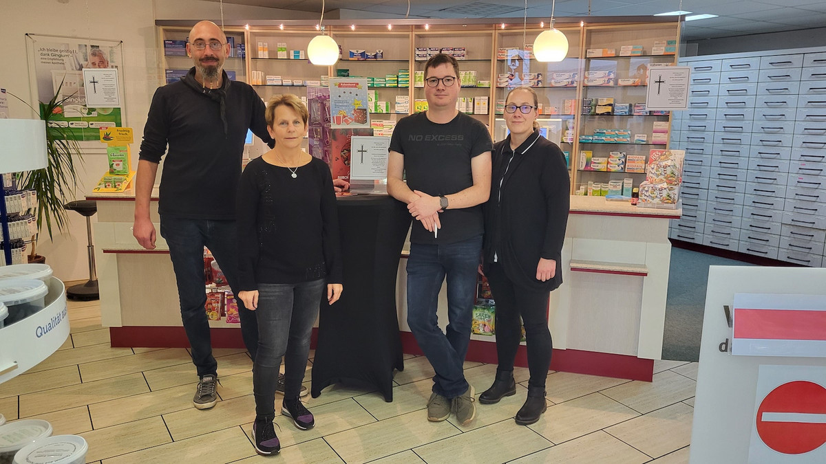Apothekenteam aus Rostock Protest in Schwarz APOTHEKE ADHOC