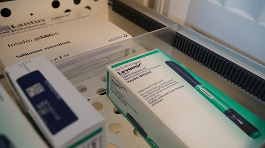 Foto: Eine Packung Levemir im Kühlschrank, darüber Lantus.