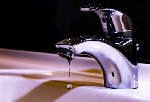 Dekoratives Bild von einem tropfendem Wasserhahn