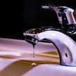 Dekoratives Bild von einem tropfendem Wasserhahn