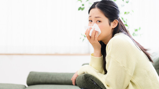 Symbolbild: Frau mit Taschentuch. 