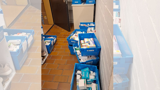 Foto: In Wannen gelagerte Arzneimittel in einer Apotheke.