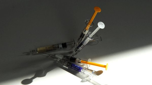 Erstmals Spritzen-Automat in der Apotheke