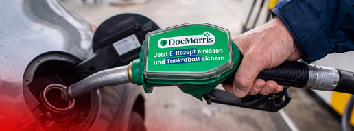 Montage zeigt Tankstelle mit DocMorris-Werbung