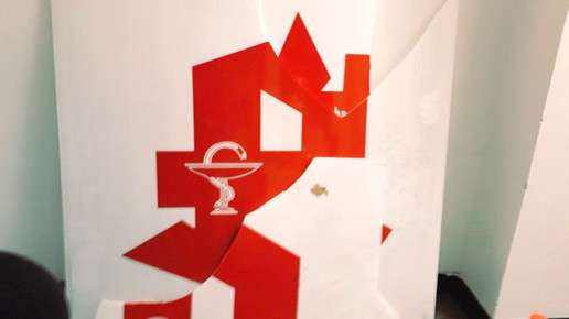 Foto: Ein kaputtes Apothekenschild