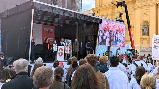 Bühne beim Apothekenprotest auf dem Münchener Odeonsplatz